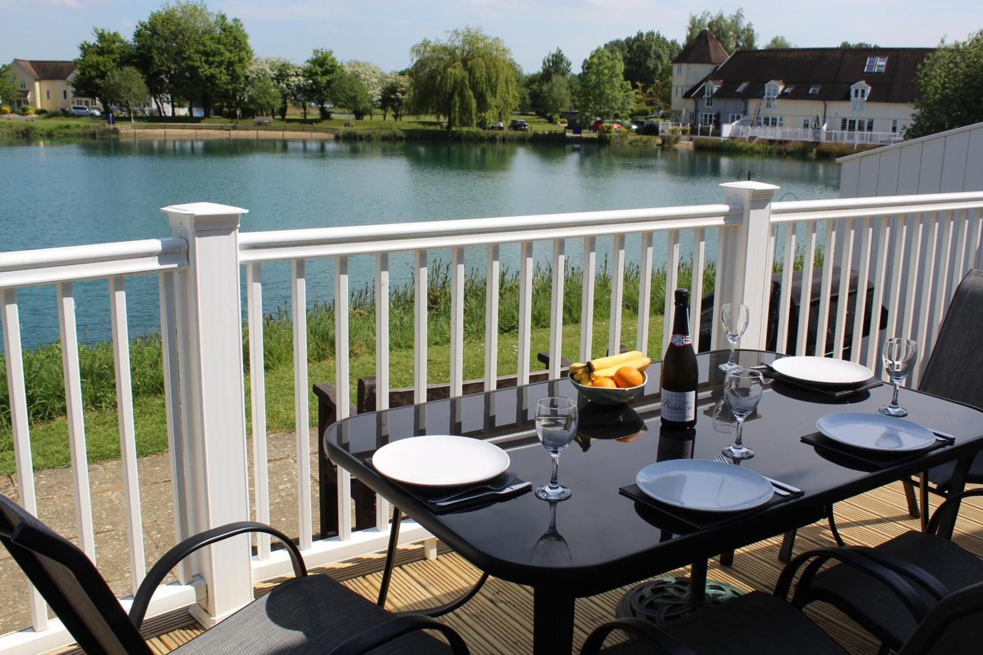 Nyhavn Lakeside Cottage Cirencester Exteriör bild