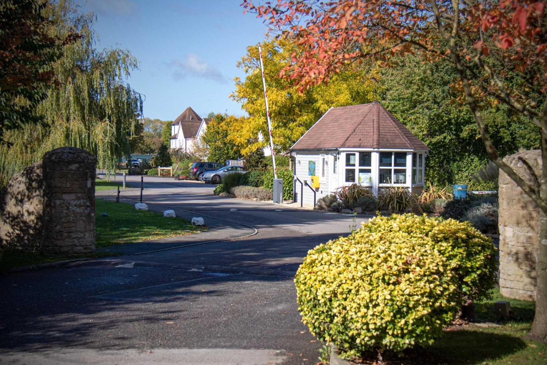 Nyhavn Lakeside Cottage Cirencester Exteriör bild
