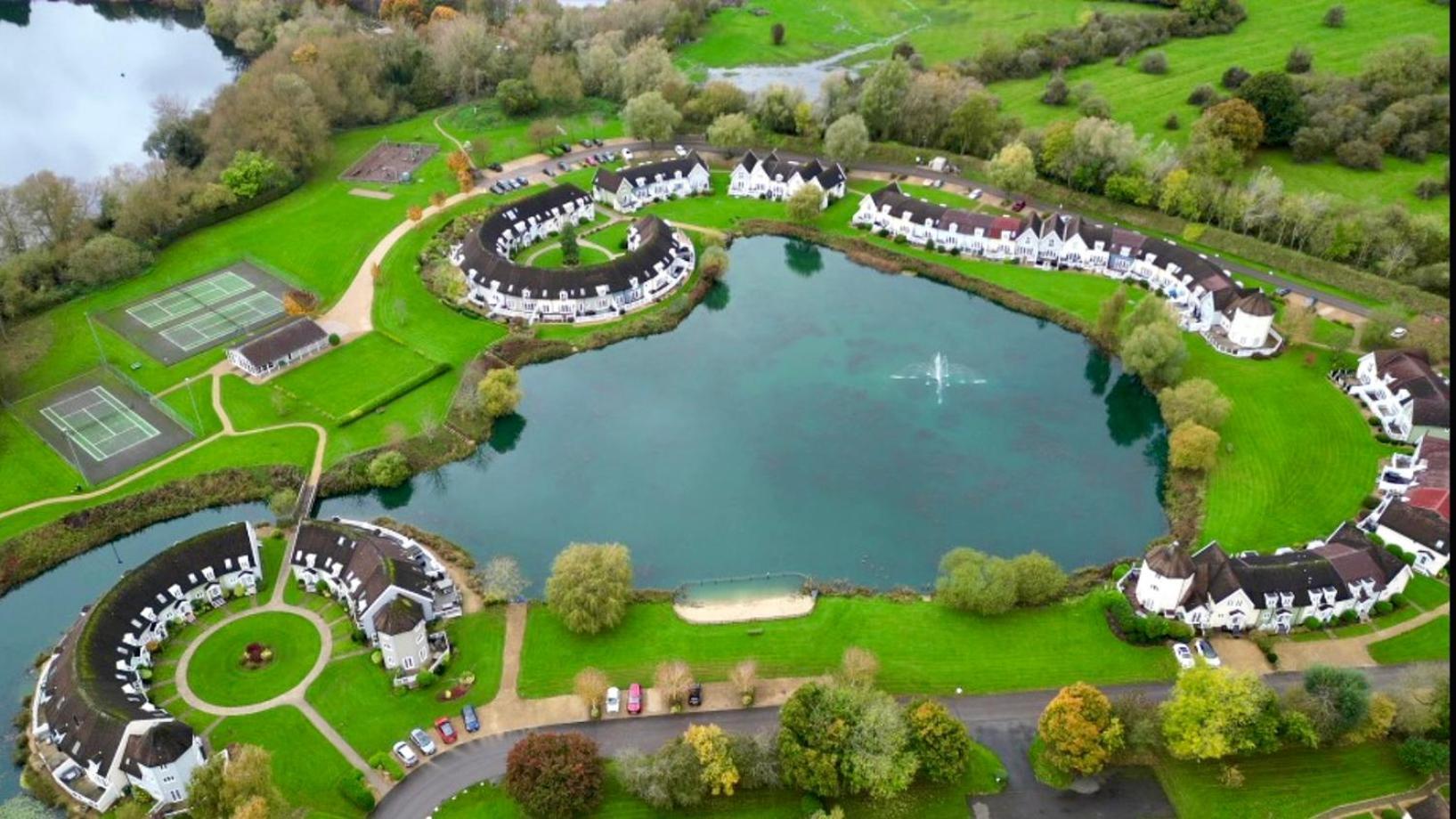Nyhavn Lakeside Cottage Cirencester Exteriör bild