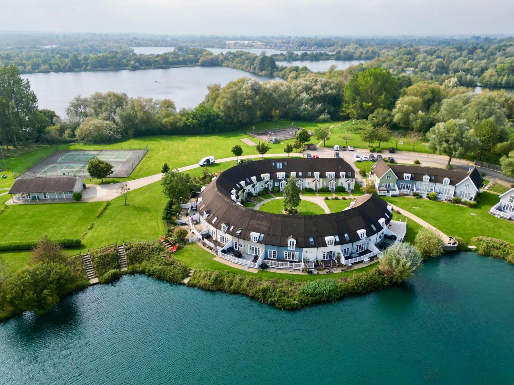 Nyhavn Lakeside Cottage Cirencester Exteriör bild