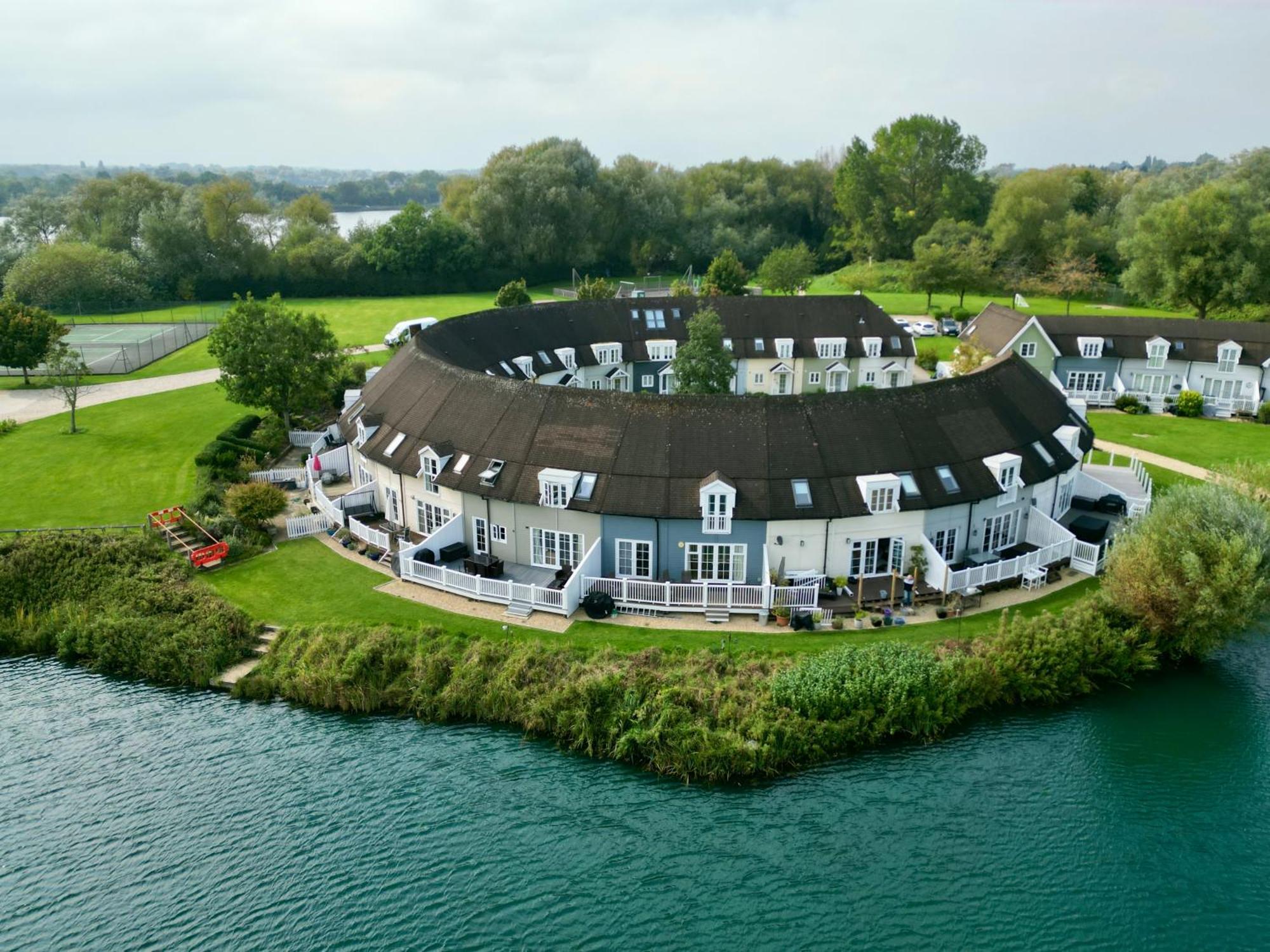 Nyhavn Lakeside Cottage Cirencester Exteriör bild