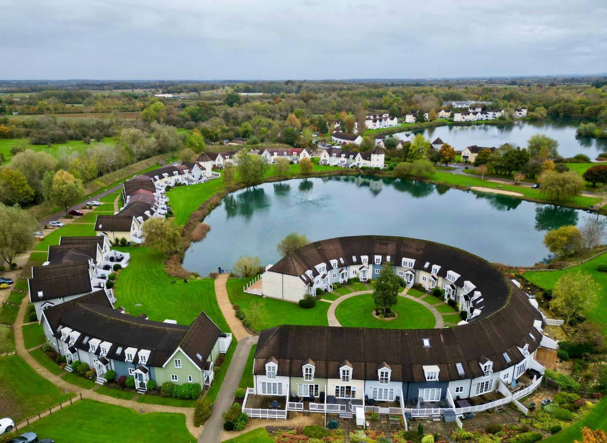 Nyhavn Lakeside Cottage Cirencester Exteriör bild