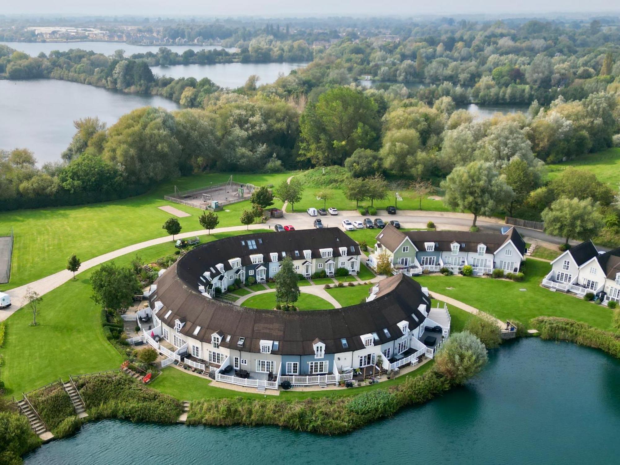 Nyhavn Lakeside Cottage Cirencester Exteriör bild