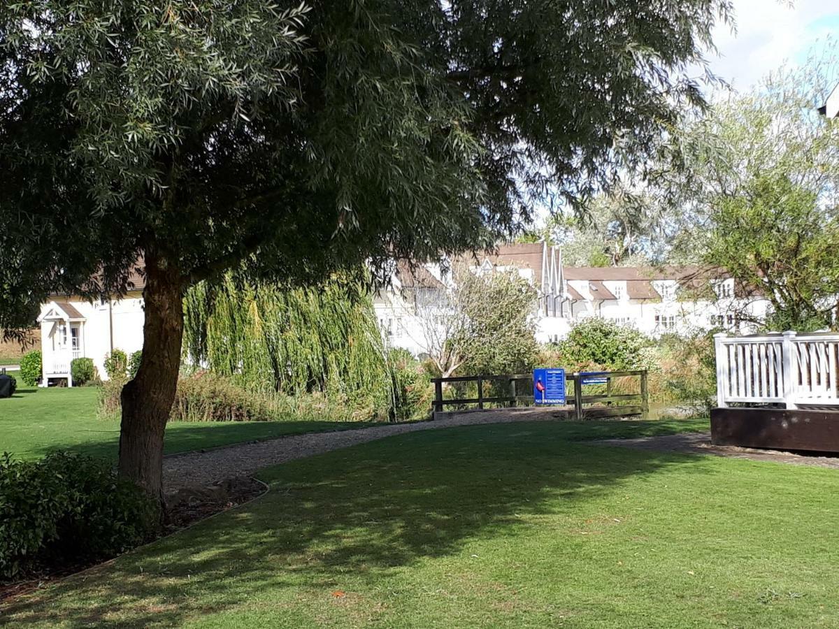 Nyhavn Lakeside Cottage Cirencester Exteriör bild